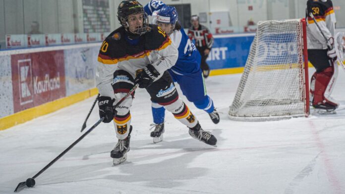 Photo of Matthias Pape playing hockey.